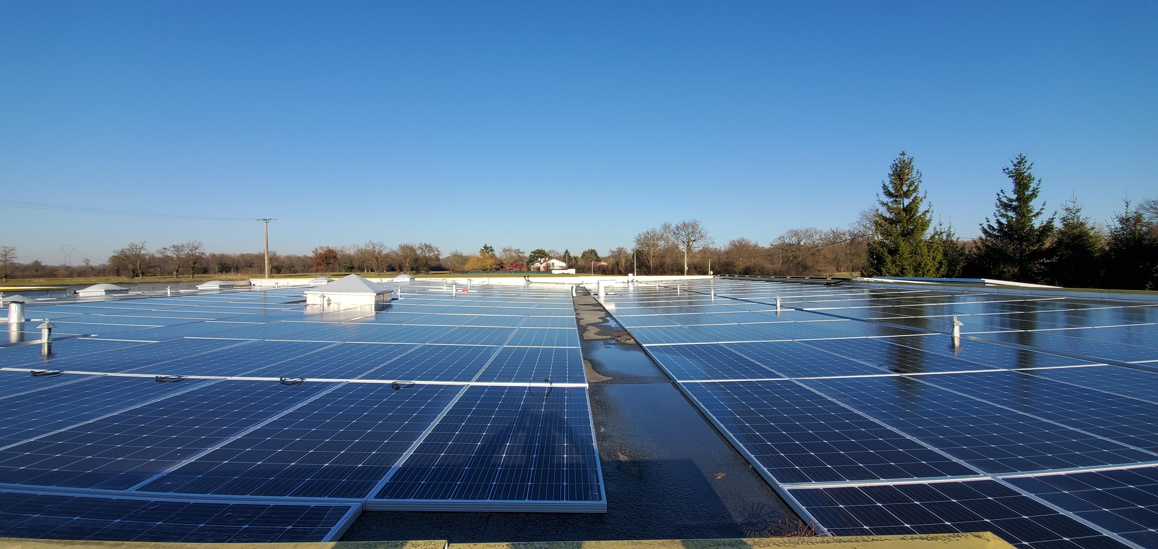 Installation de 1260 panneaux solaires au dessus des parkings de Maxnod